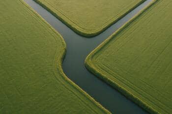 Scherpe bocht in een polderkanaal gezien vanaf boven